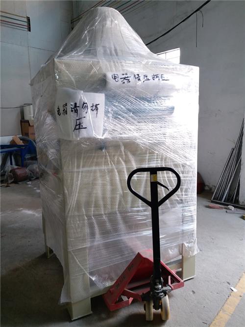 产品打包发货中