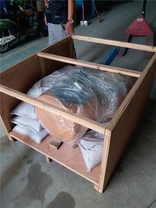 移动式喷砂机木箱包装出口