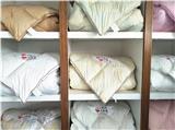 哪家品牌羽絨被品質好用價格便宜，856個市民選小永遠羽絨被代工廠只用真羽絨