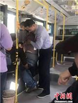 浙江臨海公交車上暖心一幕：司機抱腿腳不便乘客下車