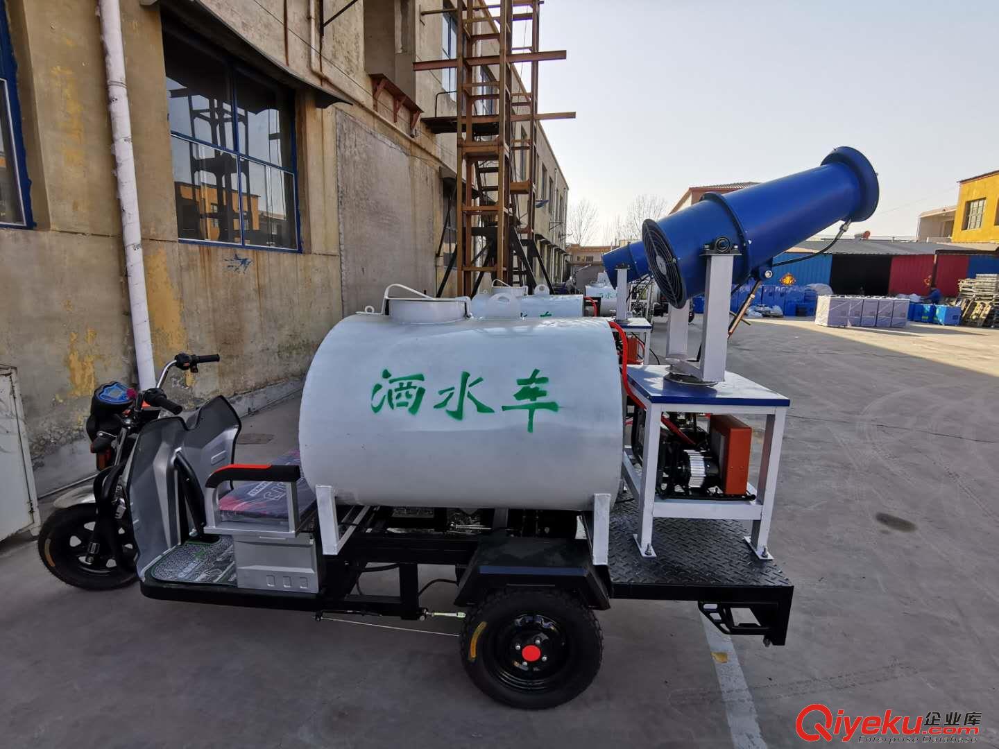 供應山東銳鋼100型高炮灑水車 電動灑水車